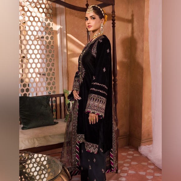 Elegant Black Embroidered luxury velvet dress brand motifz Pakistani Indian - Picture 4 of 4